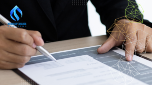 Profesional sedang meninjau dan menandatangani dokumen bisnis dengan dukungan visual grafis digital yang menggambarkan analisis data dan transformasi bisnis.